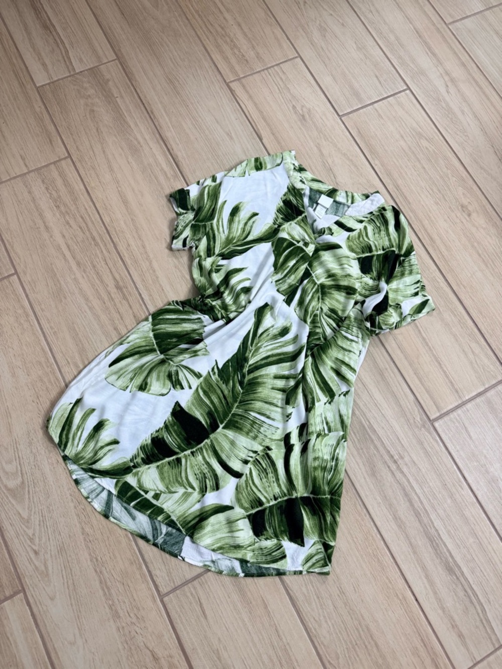 H&M Tropical Palm Leaf Shirt Dress Small Green White V Neck Shift Mini